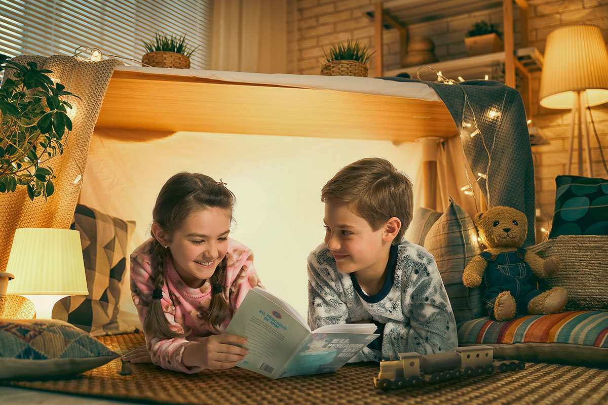 Casal com filhos pequenos ao pôr do sol